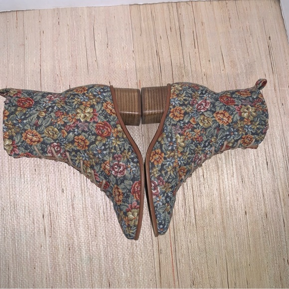 Anthropologie Sadie Lace-Up Boots Size 37, Vintage Victorian Floral US 7 Narrow - Picture 7 of 12